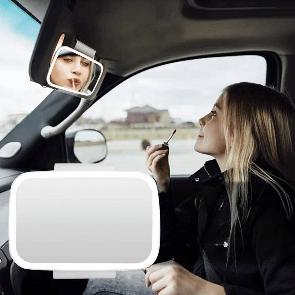 Frau im Auto mit Visier Schminkspiegel Make-up aufzulegen Stockfotografie -  Alamy
